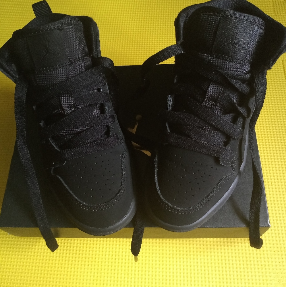 🤩SZ 11 JORDAN 1 MID🤩